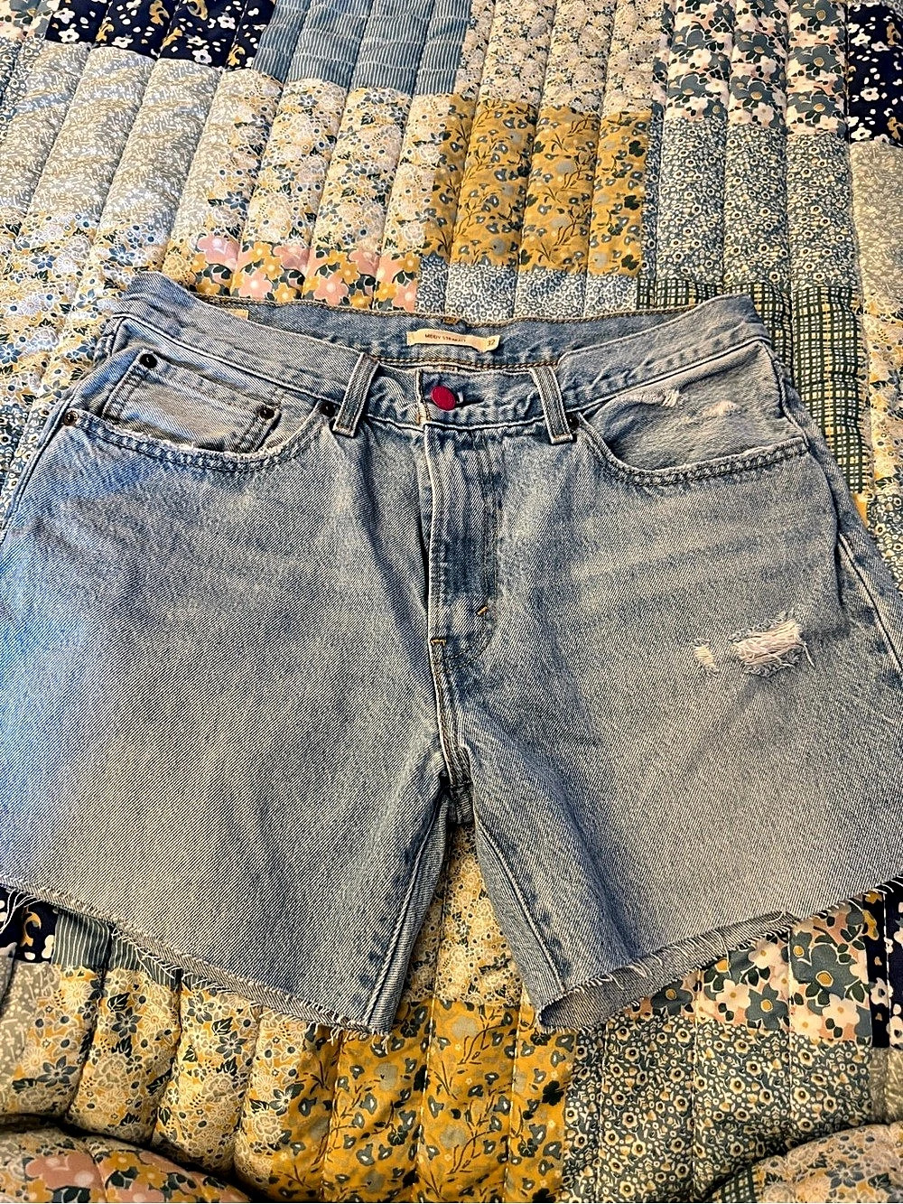 Levi's Middy Straight Denim Jean Shorts Waist 32 pink tab and button